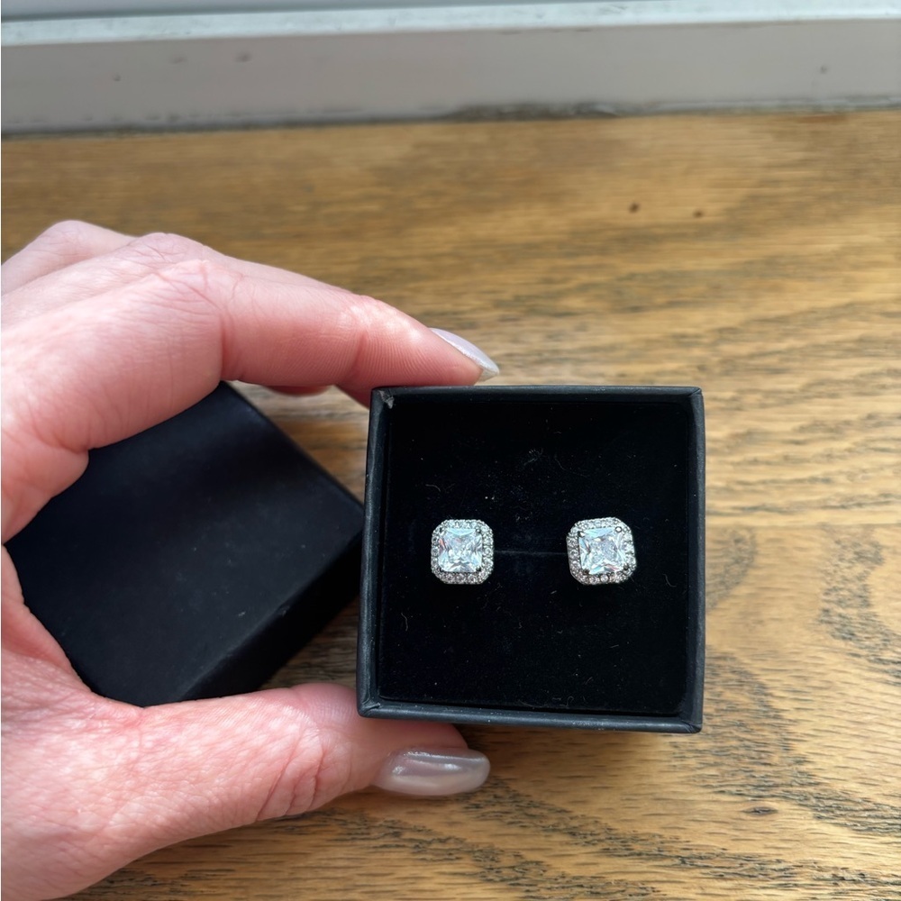 Elegant Silver Stud Earrings - Picture 4 of 4